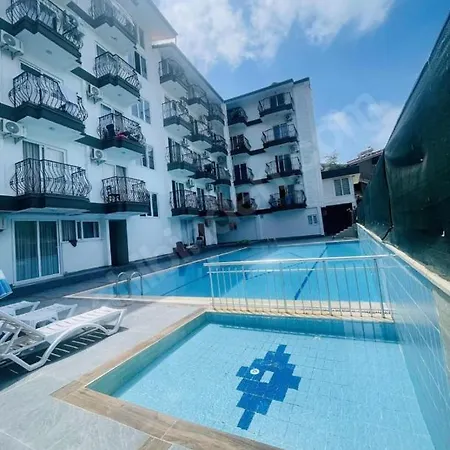 Centre Side Pool Suite
